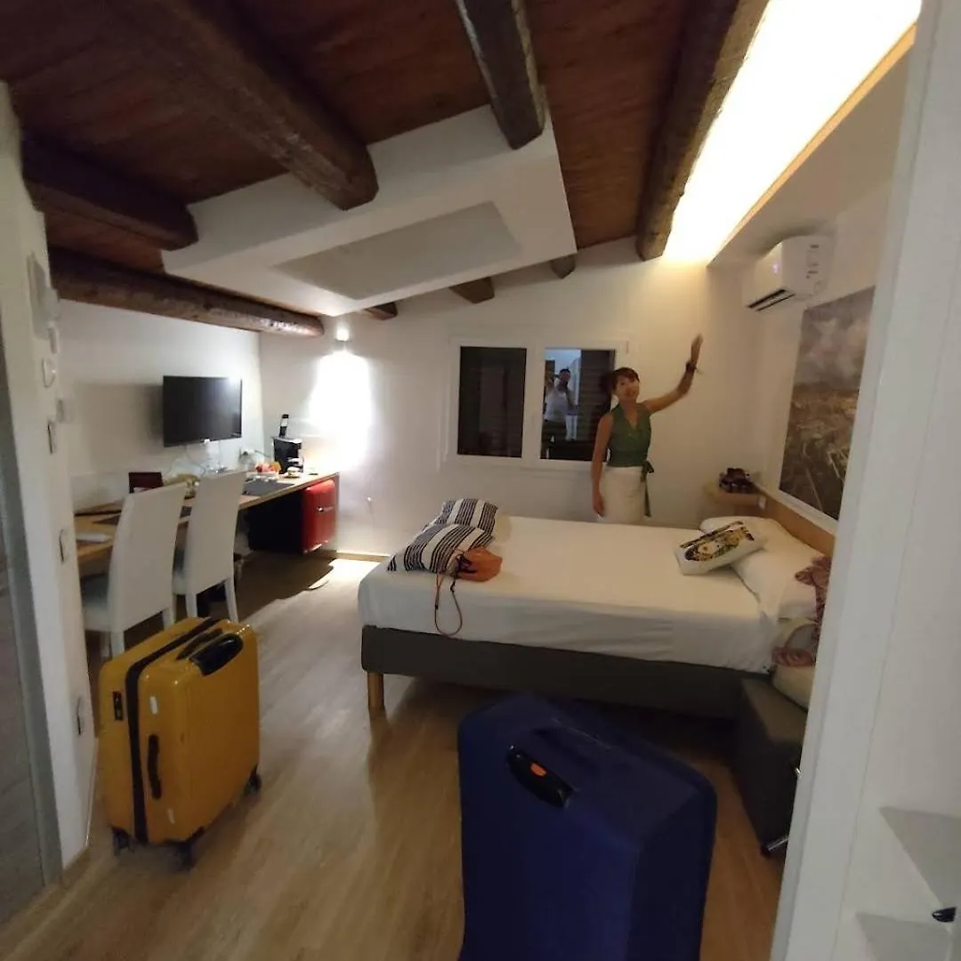 San Francesco Rooms L.T. Palermo 2*,  Italia